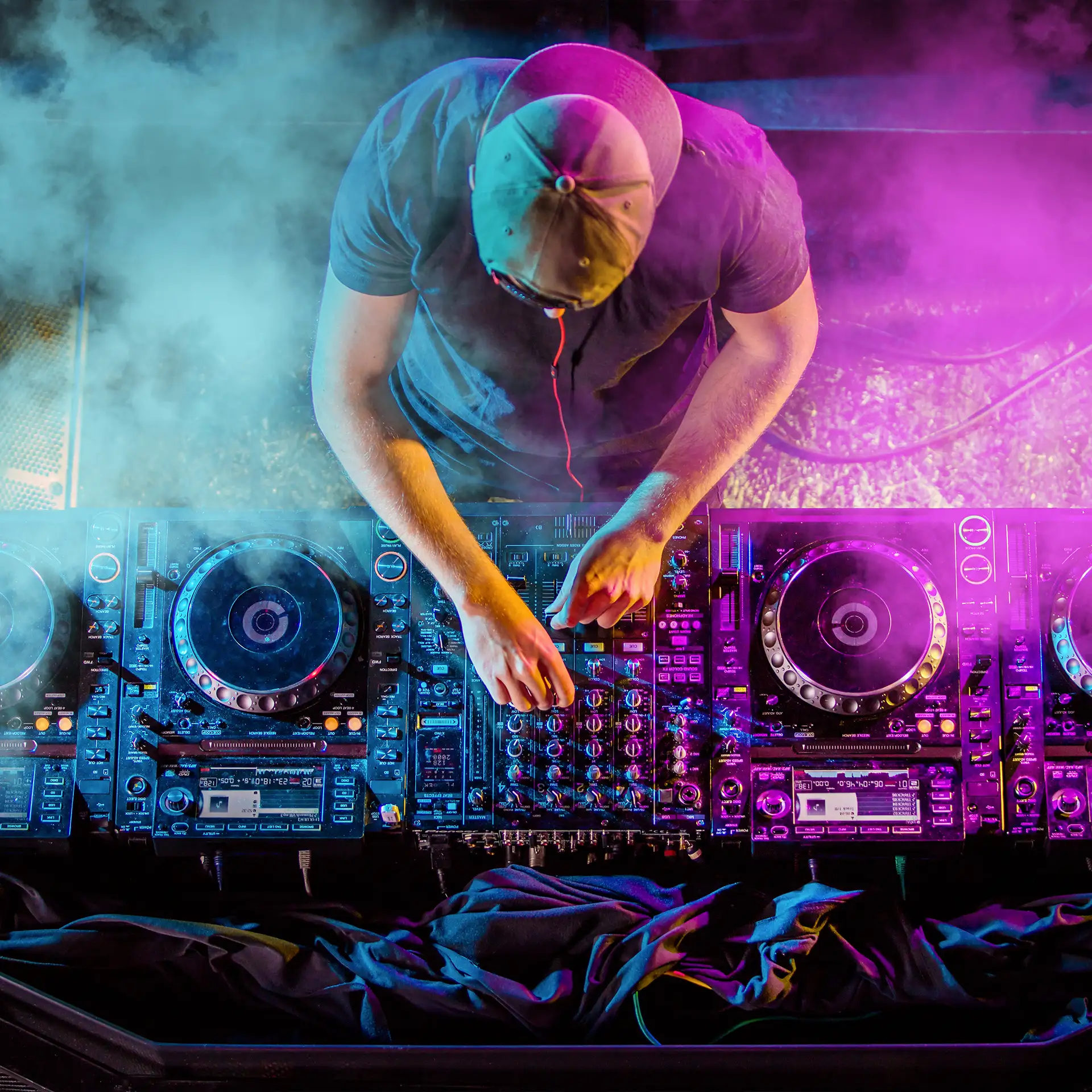 Dj auf einer Party von oben abfotografiert