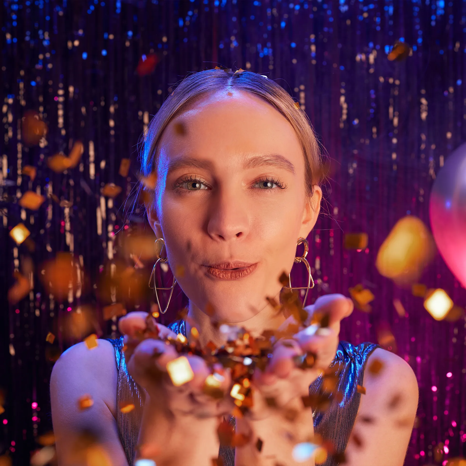 Junge Frau mit Confettis 